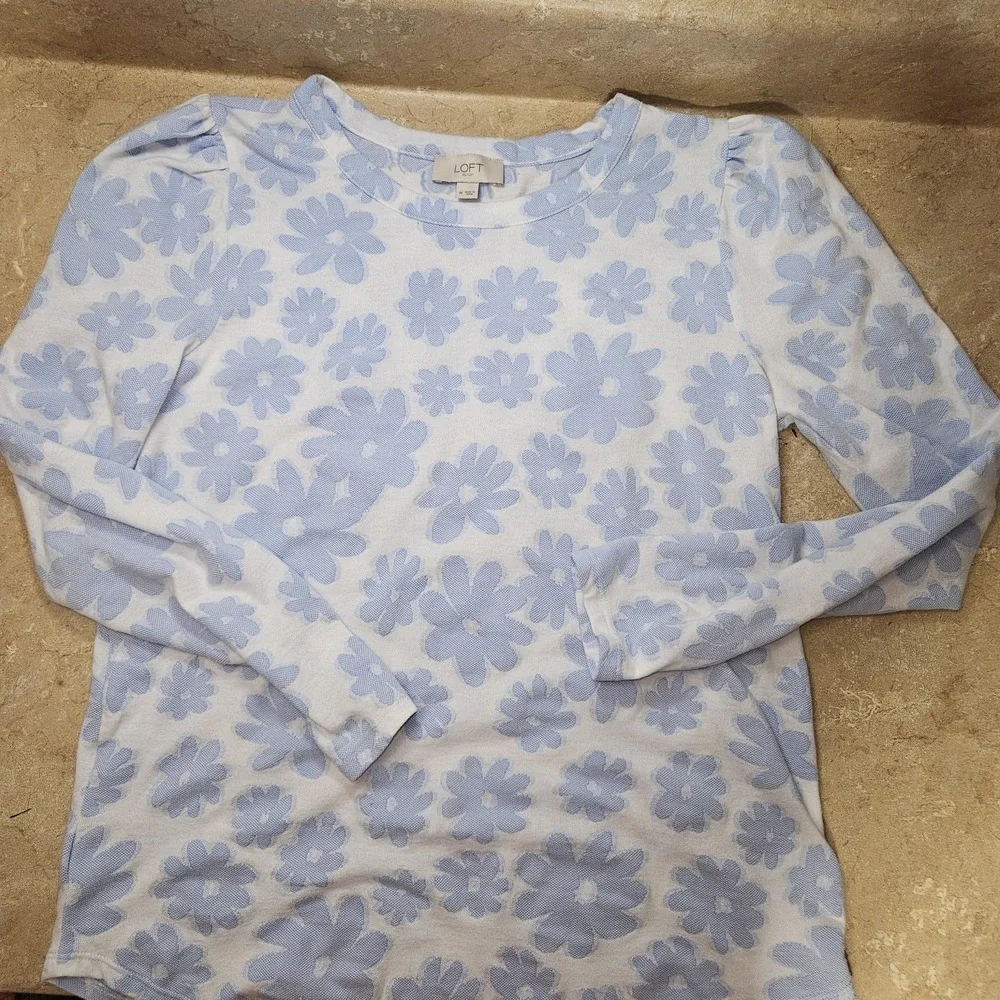 Loft Outlet knit top Women M White Blue Daisy Floral Feminine Preppy Cottagecore